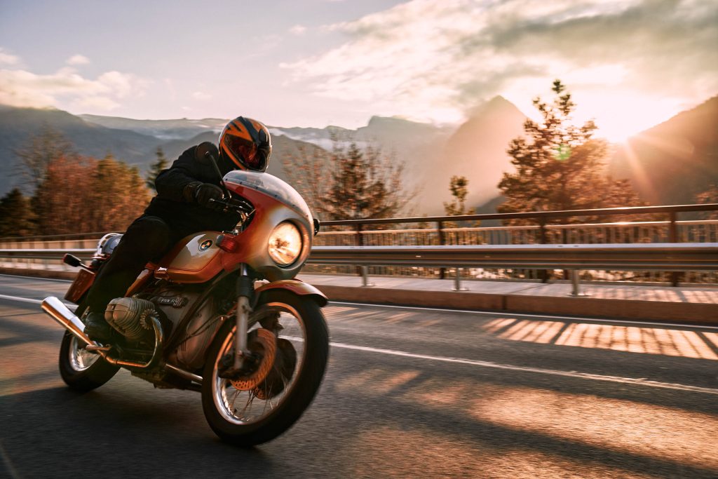 Letzte Fahrt der Saison. BMW R90S in den Alpen