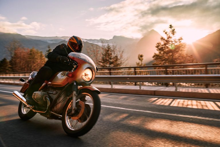 Letzte Fahrt der Saison. BMW R90S in den Alpen